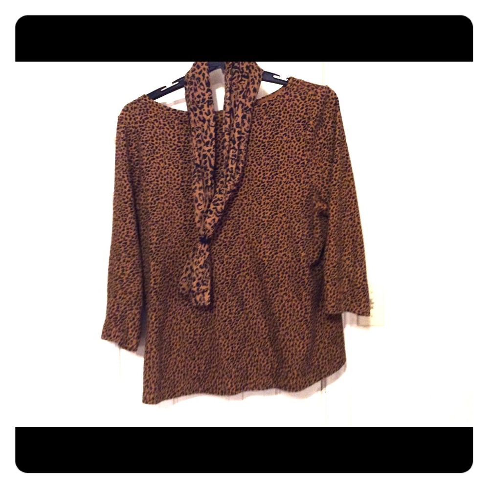 Liz Claiborne L cheetah print 3/4 slv top & scarf.